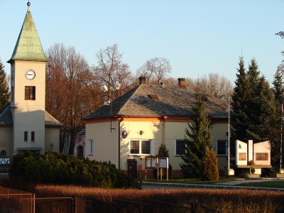 Lukavice - budova obecního úřadu s kaplí